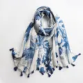 Vue rapprochée du foulard à fleurs bleu et blanc avec franges délicates et tissu doux. - Style 17