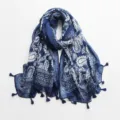 Écharpe en coton et lin à imprimé cachemire bleu foncé classique avec de jolies franges. - Style 19