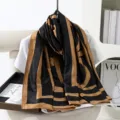 Sciarpa in seta con stampa geometrica nera e oro, elegante telo mare vintage di lusso. - Modello 5
