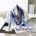 Dettaglio in primo piano del foulard in seta vintage blu e bianco con elegante motivo floreale. - Modello 6