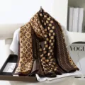Vista dettagliata della lunga sciarpa in seta retro da donna, monogramma di lusso e fantasia. - Stile 7