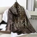 Dettaglio in primo piano della lunga sciarpa di seta sfumata maculata marrone. - Stile 8