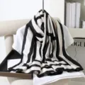 Sciarpa in seta con stampa geometrica nera e bianca, dettaglio drappeggiato leggero e morbido. - Stile 10