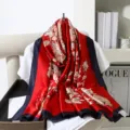 Sciarpa lunga in seta con stampa floreale rossa vintage e bordo blu scuro elegante. - Stile 11