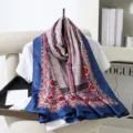 Sciarpa lunga in seta stile etnico vintage con bordo blu e motivi geometrici per donna. - Stile 15