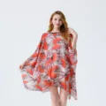Vue détaillée d'une robe de plage légère et transparente avec motif d'éventails rouges. - 13