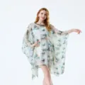 Gros-plan détaillé de la robe de plage transparente à motif de feuilles et tissu léger. - 21