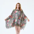 Vue détaillée du kaftan de plage en mousseline florale, texture légère et fluide. - 24