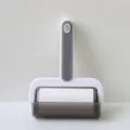 Rouleau anti-poussière réutilisable avec base de rangement pour poils d'animaux - 1 manche + 1 rouleau de papier (couvercle anti-poussière inclus) / Bicolore Gris et Blanc