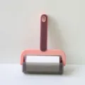 Rouleau anti-poils avec manche rose et base de rangement pour epilation efficace pro. - 1 manche + 1 rouleau de papier (couvercle anti-poussière inclus) / Rouge et Rose