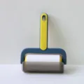 Rouleau anti-poussière bleu et jaune rouleau à peluches pour poils d'animaux vêtements - 1 manche + 1 rouleau de papier (couvercle anti-poussière inclus) / Bicolore jaune et vert