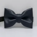 Detailopname van een donkerblauwe PU-lederen vlinderdas, met fijne textuur en strakke afwerking. - Marineblauw