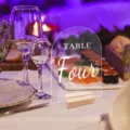 Letrero de número de mesa de boda de acrílico transparente con base de madera para eventos. - 1 pieza en arco de 10x15 cm con base