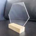 Letrero de mesa de boda acrílico hexagonal transparente con base de madera detalle. - 1 pieza de hexágono de 8 cm de diámetro con base