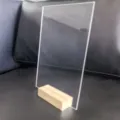Letrero de mesa de acrilico transparente con base de madera para boda restaurante variante. - 1 pieza rectangular de 10x15 cm con base