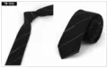 Primer plano detallado de corbata estrecha negra con rayas diagonales blancas, elegante. - TW-006 (Negro)