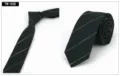 Detalle de corbata estrecha de algodón verde oscuro con finas rayas diagonales blancas. - TW-008 (Oscuro)