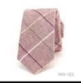 Vista detallada de la corbata estrecha de algodón a cuadros rojos para hombre con textura fina. - Estilo de Cuadros (MG-123)