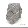 Vista detallada de corbata estrecha de cuadros para hombre de algodón con textura fina. - Estilo de Cuadros (MG-124)