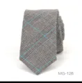 Vista detallada de corbata slim para hombre con motivo de cuadros y finas líneas azules. - Estilo Pata de Gallo (MG-126)