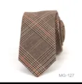 Primer plano detallado de corbata estrecha de cuadros marrones, textura fina y patrón clásico. - Estilo de Cuadros Vintage (MG-127)