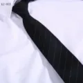 Cravatta da uomo d'affari nera classica con sottili righe, elegante dettaglio. - Righe Sottili Nere(KZ-055)