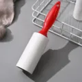 Rodillo quitapelusas con mango rojo y papel adhesivo desprendible para quitar polvo y pelo. - Rojo (con un rollo de papel)
