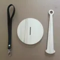 Supporto per filo da polso portatile con cinturino in pelle e base in legno per maglia. - Modello B / Colore legno