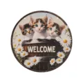 Round welcome door sign featuring three cute kittens in a wooden barrel with white daisies. - LT384-10 (1 Plaque + 60cm Hemp Rope)