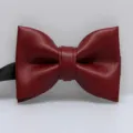 Rode PU lederen vlinderdas voor heren, handgemaakte Koreaanse mode elegante formele nekaccessoire. - Bourgondië