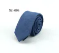 Gedetailleerd overzicht van de blauwe denim stropdas met textuur en nette stijl. - Blauw (NZ-004)