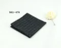 Herren dunkelgraues gestreiftes Einstecktuch mit weißer Blumen-Brosche, eleganter Anzug-Accessoire. - Dunkelgrau Streifen (MG-078)
