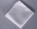 Gedetailleerd close-up van een wit fijn gestreept pochet voor stijlvolle pakken. - Witte vierkante sjaal