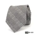 Detalle de corbata clásica para hombre con patrón geométrico en negro y blanco elegante. - DS-001