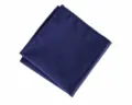 Primer plano detallado de la textura de tela del pañuelo de bolsillo azul marino. - Cuadrado Azul Marino