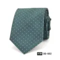 Vista detallada de una corbata verde para hombre de 8cm con patrón de cuadros y lunares blancos. - DS-002