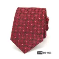 Vista detallada de la corbata tejida con diseño floral rojo y negro, mostrando finas texturas. - DS-003