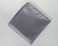 Vista detallada de un pañuelo de bolsillo gris claro de rayas finas, tela elegante. - Pañuelo cuadrado gris claro