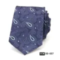 Vista detallada de corbata azul oscura con diseño paisley, 8cm de ancho con patrón clásico. - DS-007