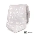 Vista detallada de la corbata de hombre gris con patrón de cachemira para bodas. - DS-011