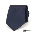 Vista de cerca de la corbata jacquard paisley azul oscuro que muestra el tejido fino. - DS-012