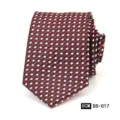 Vista detallada de una corbata roja y negra de 8 cm con lunares blancos para hombres. - DS-017