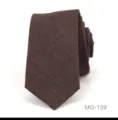 Corbata estrecha a cuadros marrones primer plano detalle, accesorio traje de negocios. - Estilo de Cuadros (MG-129)