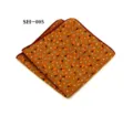 Vista detallada de un elegante pañuelo de bolsillo para hombre marrón con estampado floral y bordes. - Floral Marrón(SH-005)