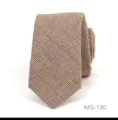 Primer plano detallado de la corbata estrecha de hombre a cuadros marrones, clásico. - Estilo de Cuadros (MG-130)