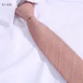 Dettaglio in primo piano di una cravatta classica rosa a righe su camicia bianca. - Righe Sottili Rosa(KZ-058)