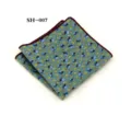 Vista detallada de pañuelo de bolsillo para hombre en algodón con estampado floral fino. - Estilo Floral(SH-007)