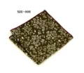Primer plano detallado del pañuelo de bolsillo de algodón oscuro con delicado diseño floral. - Floral Oscuro(SH-008)