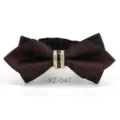 Cravatta a Farfalla di Modo con Strass Rigata Marrone Uomo Sposo Cerimonia Accessorio - Farfalla Appuntita Rigata Marrone (XZ-047)