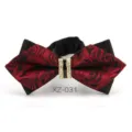 Farfalla a punta con motivo rosa rosso nero e fibbia in metallo strass per uomo matrimonio. - Farfalla Appuntita Jacquard Floreale Rosso Nero (XZ-031)